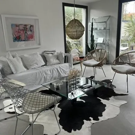 Semesterbostad Maison Contemporaine Avec Jardin Pres De La